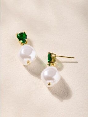 Francesca’s Kelly Emerald Pearl Earrings